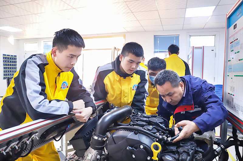 成人学技术：汽车维修技术好学吗？西安万通汽车学校怎么样？