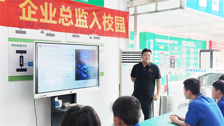 “技能成就未来！冯熹焘总监走进西安万通，揭秘职场新机遇”