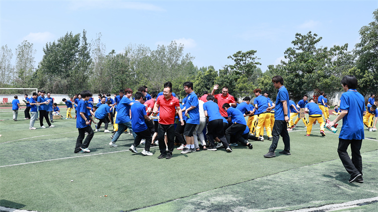 “欢乐‘抢’零食，青春‘燃’活力 ——西安万通汽车学校趣味抢零食大赛圆满落幕