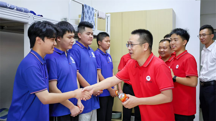 情暖学子心：西安万通学校校长夏夜查寝送关怀